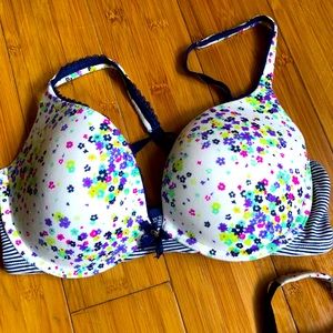 Victoria’s Secret bra 34d